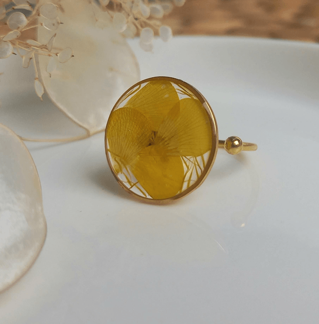 Bague dorée ◦ Fleur de bouton d'or