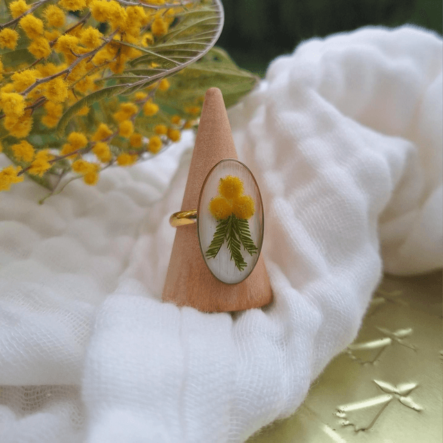 Bague dorée · Hermine bretonne en Fleurs de Mimosa