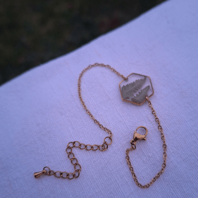 Bracelet doré hexagonal · Fougère