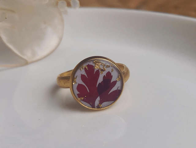 Bague dorée ◦ Feuillage rouge 