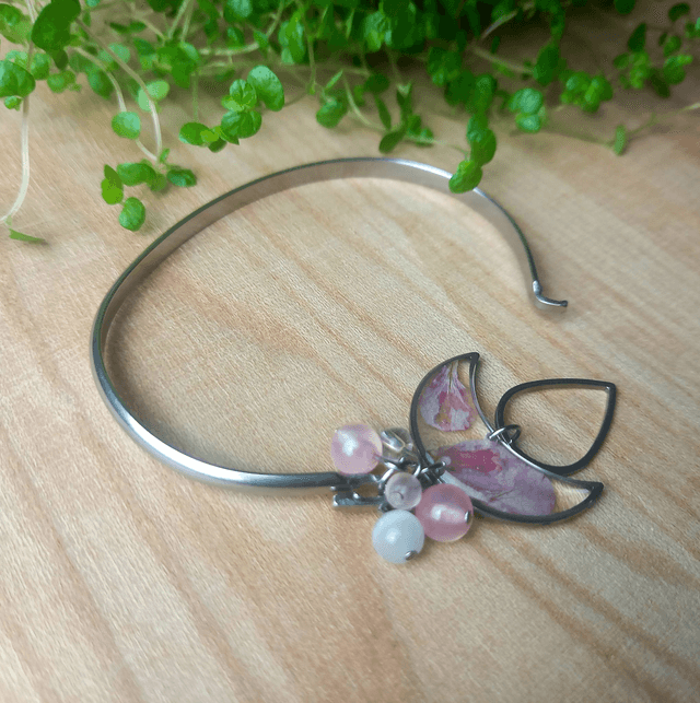 Bracelet argenté · Jonc · Fleurs séchées et pierre naturelle