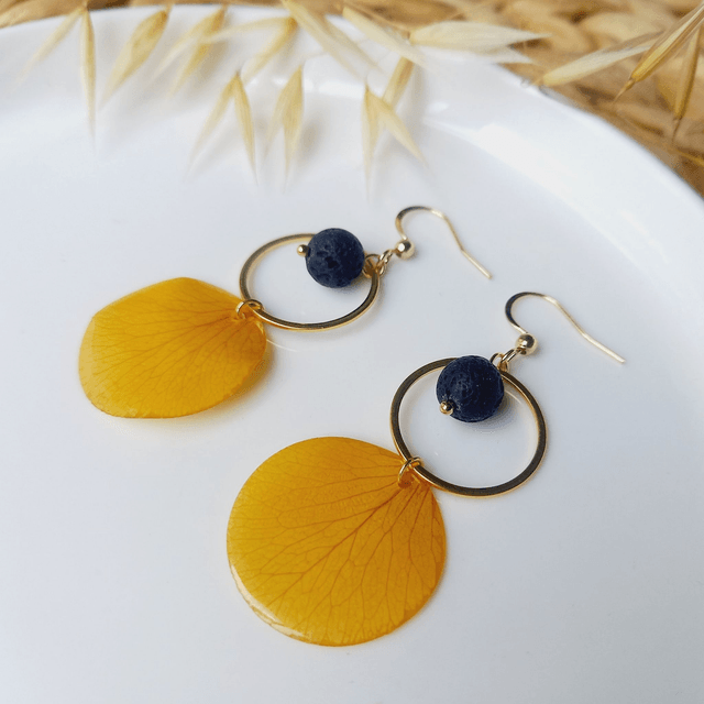 Boucles d'oreilles ∙ doré Fleurs séchées pétales de Rose jaune et Pierre de lave
