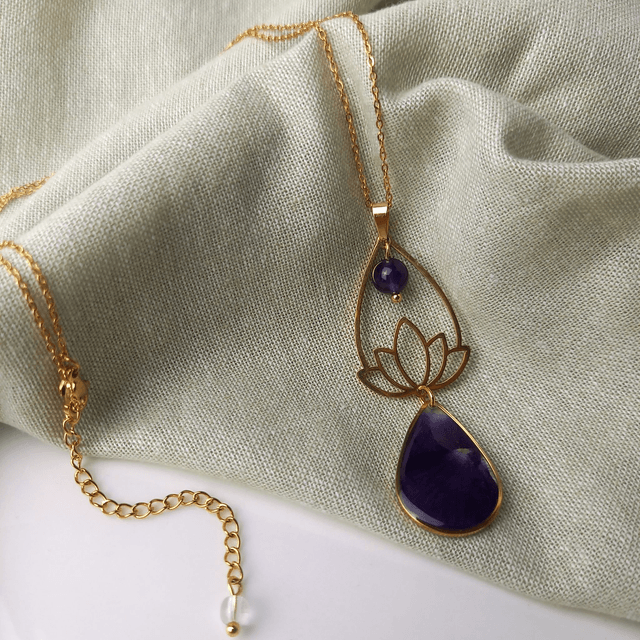 Collier doré ∙ Lotus et Viola cornuta