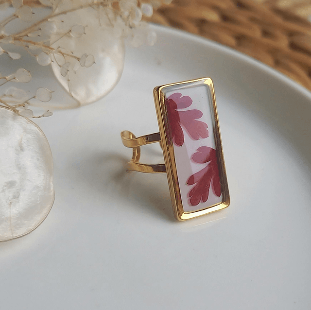 Bague dorée rectangulaire ⁃  Feuillage rouge