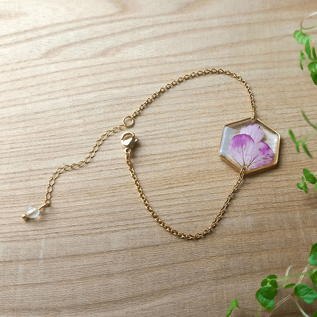 Bracelet doré hexagonal · Fleurs séchées 