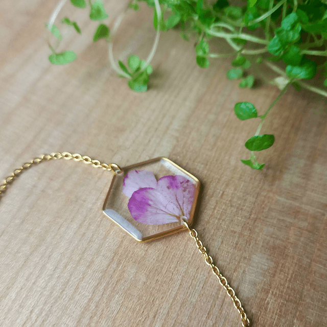 Bracelet doré hexagonal · Fleurs séchées 