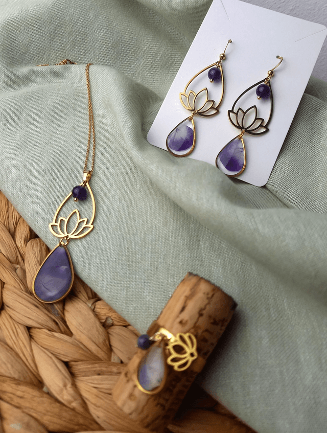 Collier doré ∙ Lotus et Viola cornuta