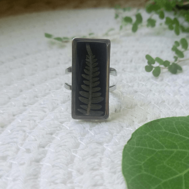 Bague argentée rectangulaire ⁃ Fougère