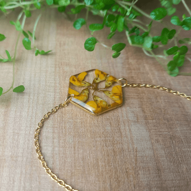 Bracelet doré hexagonal · Fleurs séchées 