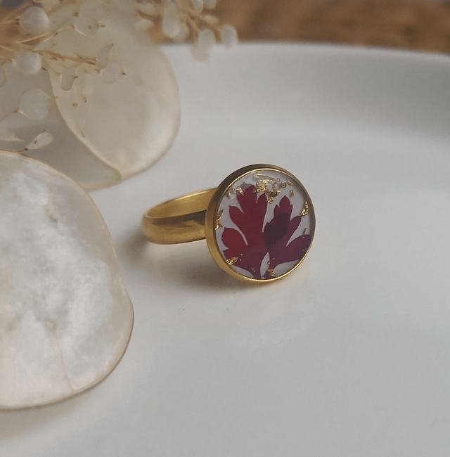 Bague dorée ◦ Feuillage rouge 