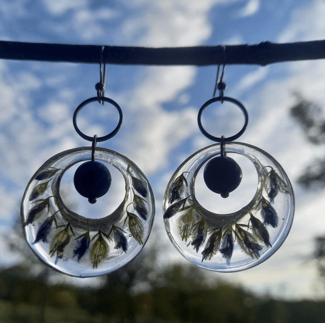 Boucles d'oreilles ∙ argenté ∙ Fleurs séchées et pierre de sodalite Créoles