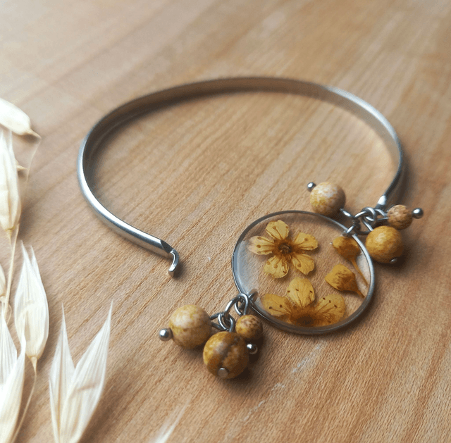 Bracelet argenté · Jonc · Fleurs séchées et pierre naturelle