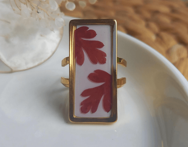 Bague dorée rectangulaire ⁃  Feuillage rouge