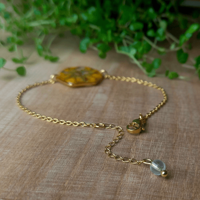 Bracelet doré hexagonal · Fleurs séchées 