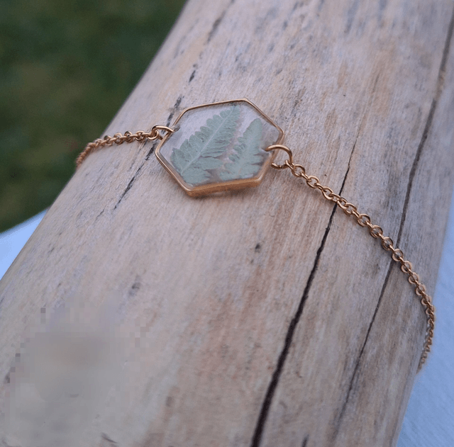 Bracelet doré hexagonal · Fougère