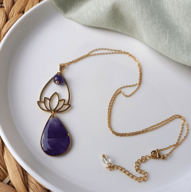 Collier doré ∙ Lotus et Viola cornuta