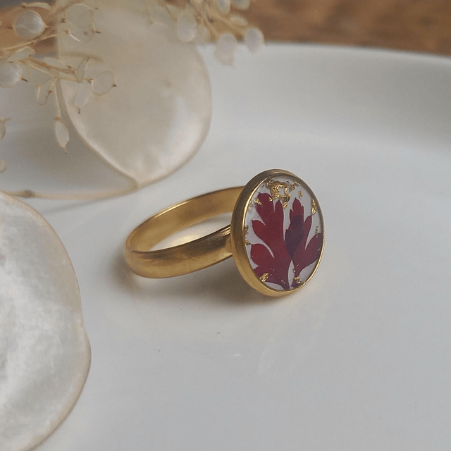 Bague dorée ◦ Feuillage rouge 