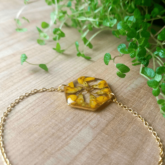 Bracelet doré hexagonal · Fleurs séchées 