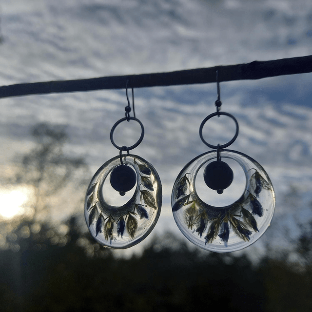 Boucles d'oreilles ∙ argenté ∙ Fleurs séchées et pierre de sodalite Créoles
