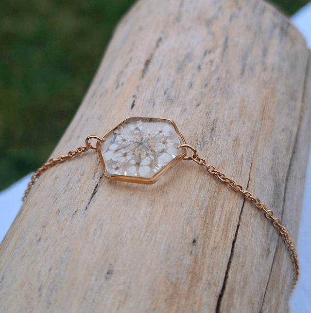 Bracelet doré hexagonal · Fleurs séchées 