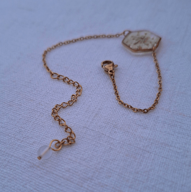 Bracelet doré hexagonal · Fleurs séchées 