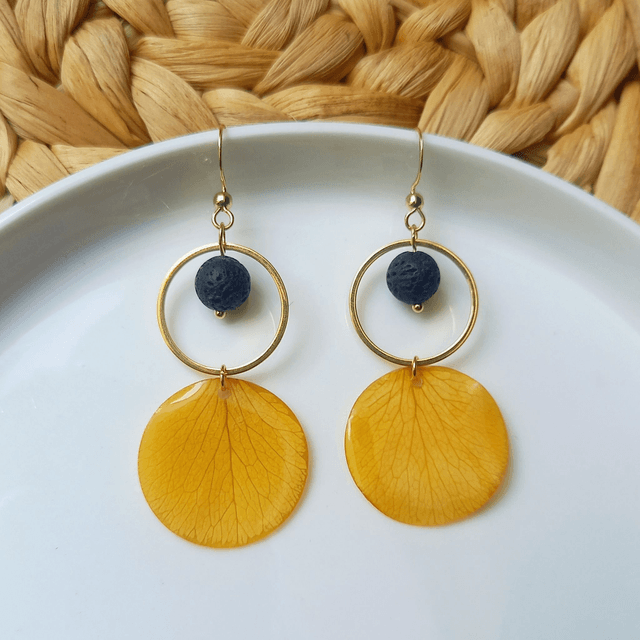 Boucles d'oreilles ∙ doré Fleurs séchées pétales de Rose jaune et Pierre de lave