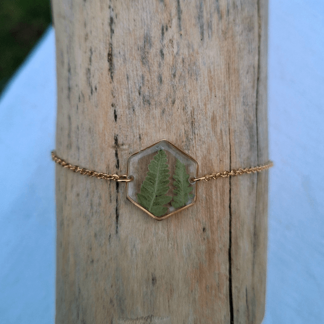 Bracelet doré hexagonal · Fougère