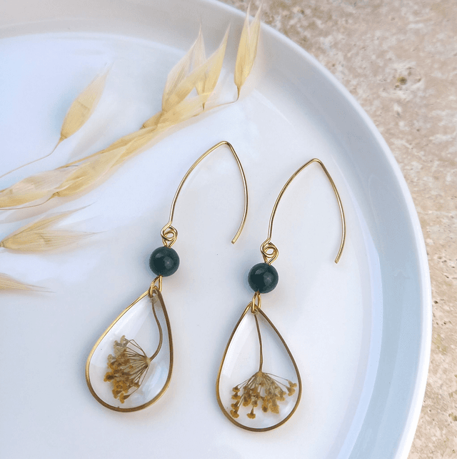 Boucles d&#039;oreilles ∙ doré gouttes de fleurs et pierre naturelle
