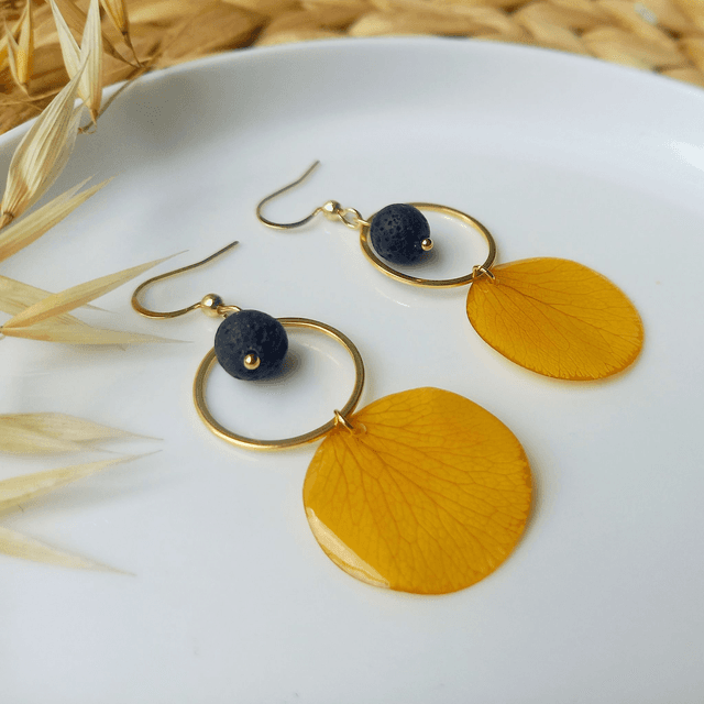 Boucles d&#039;oreilles ∙ doré Fleurs séchées pétales de Rose jaune et Pierre de lave