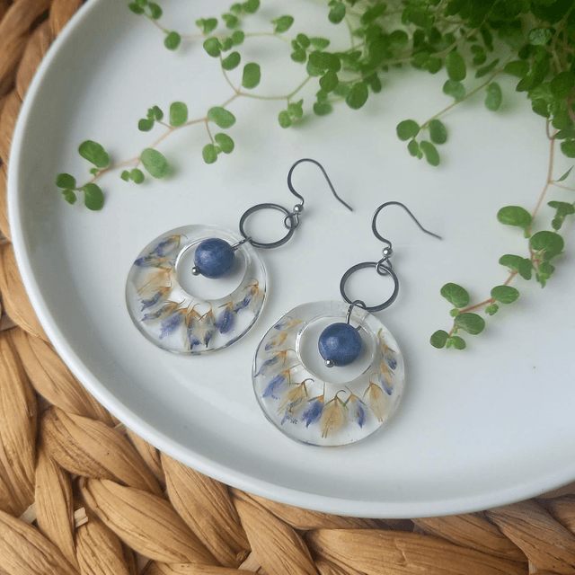 Boucles d&#039;oreilles ∙ argenté ∙ Fleurs séchées et pierre de sodalite Créoles