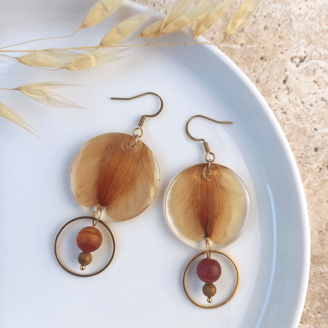 Boucles d&#039;oreilles ∙ doré Fleurs séchées et perles de Cornaline et Jaspe Alstromeria 