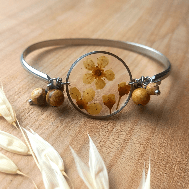 Bracelet argenté · Jonc · Fleurs séchées et pierre naturelle