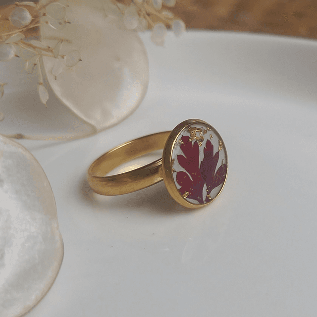 Bague dorée ◦ Feuillage rouge 