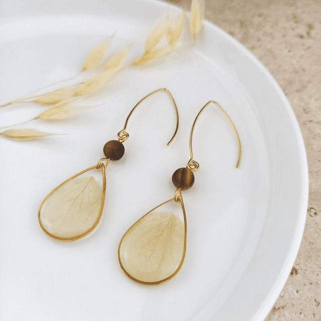 Boucles d&#039;oreilles ∙ doré gouttes de fleurs et pierre naturelle