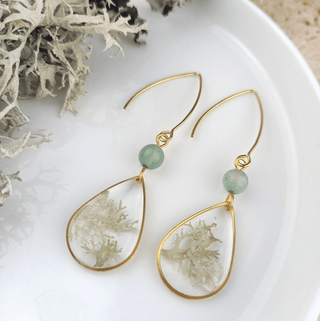 Boucles d&#039;oreilles ∙ doré gouttes de fleurs et pierre naturelle